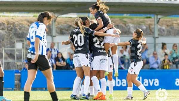 Las jugadoras de la Real Sociedad celebran uno de los goles al Alavés (Foto: Real Sociedad).