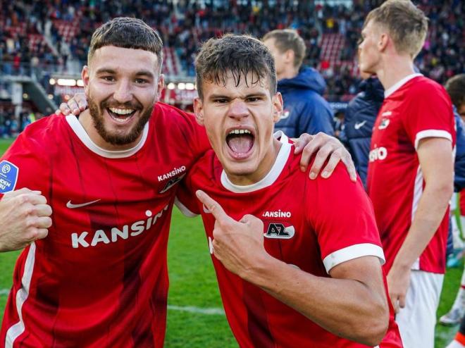 Milos Kerkez, lateral izquierdo del AZ Alkmaar.