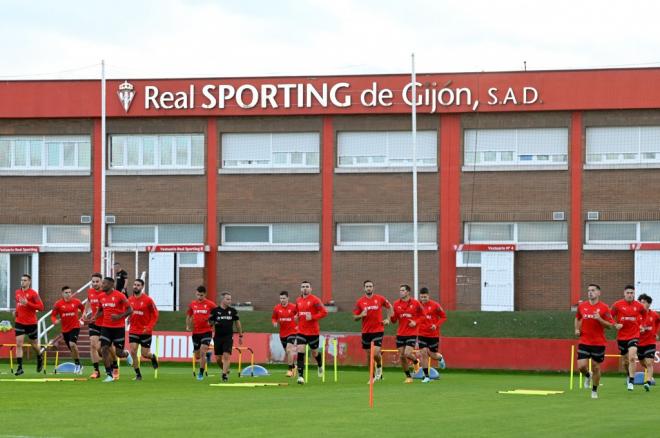 Entrenamiento del primer equipo en Mareo (Foto: Sporting de Gijón).