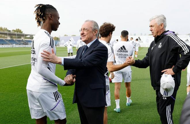 Florentino Pérez saluda a Camavinga y Ancelotti a Odriozola (Foto: Real Madrid).