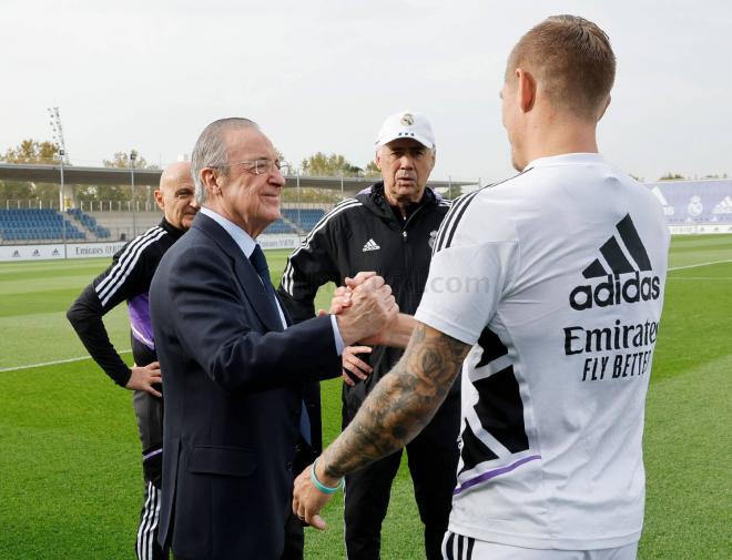 Florentino Pérez saluda a Kroos bajo la mirada de Ancelotti (Foto: Real Madrid).