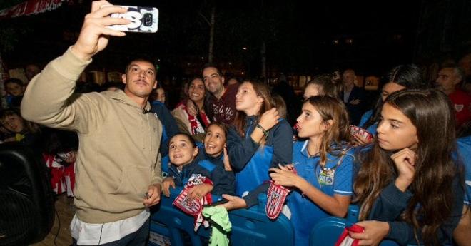 Capa se saca fotos con unos aficionados en la inauguración de su peña (Foto: Athletic Club).