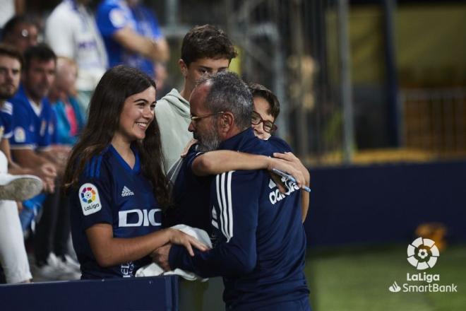 Cervera abraza a un aficionado en el Villarreal B - Oviedo (Foto: LaLiga)
