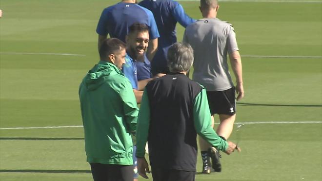 Manuel Pellegrini mantiene una charla con Borja Iglesias y Claudio Bravo en el entrenamiento del Real Betis