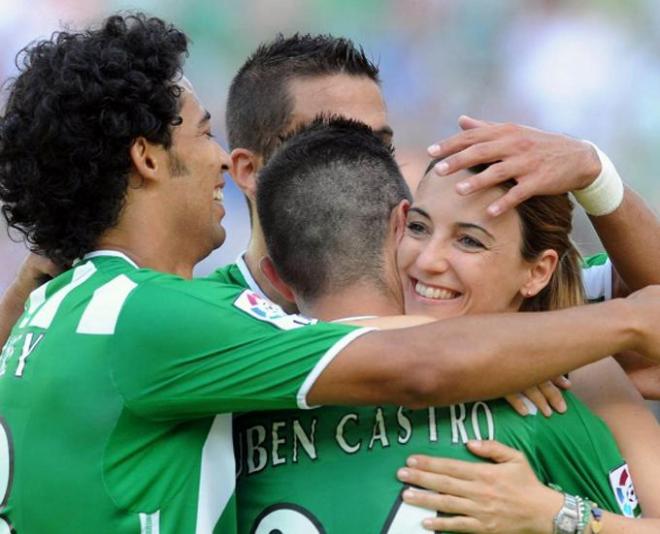 Patricia Ramírez, abrazando a Rubén Castro en su etapa en el Betis (Foto: @patri_psicologa).