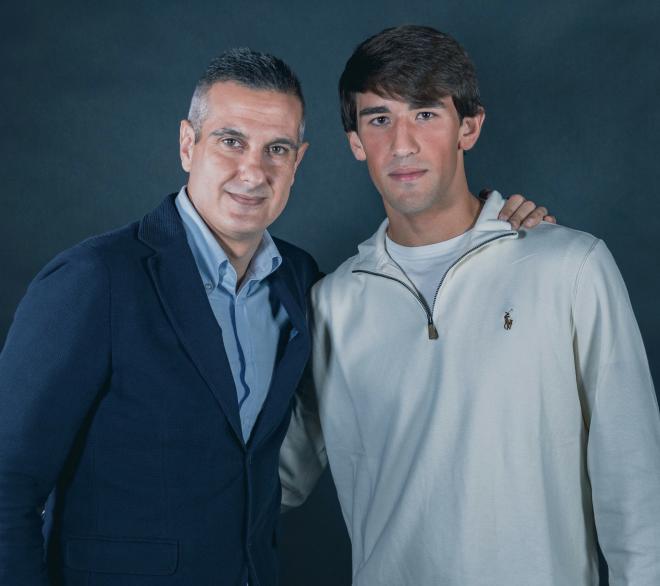 Jesús Vázquez posa con su nuevo agente (Foto: Leaderbrocks)