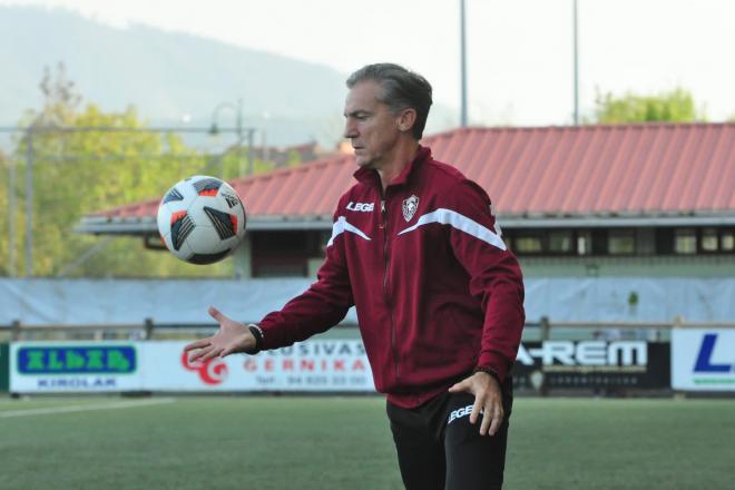 El exleón Aitor Larrazabal en su etapa como entrenador del Gernika Club.