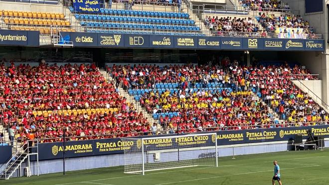 Los niños, en el Nuevo Mirandilla durante el entrenamiento del Cádiz.