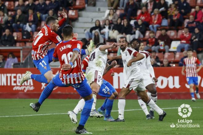 Víctor Campuzano remata durante el Sporting-Albacete (Foto: LaLiga).