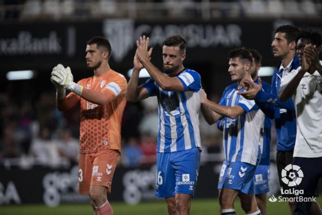 Aplausos del Málaga a los aficionados desplazados a Cartagena (Foto: LaLiga).