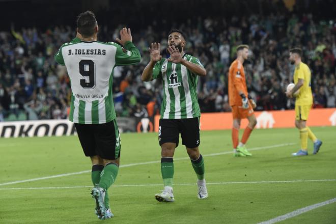 Borja Iglesias y Nabil Fekir celebran el 3-0 (Foto: Kiko Hurtado)