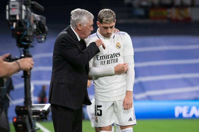 Ancelotti le da indicaciones a Fede Valverde en el Real Madrid-Celtic (Foto: Cordon Press).