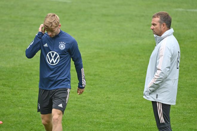 Hansi Flick y Werner, en un entrenamiento de Alemania (Foto: Cordon Press).