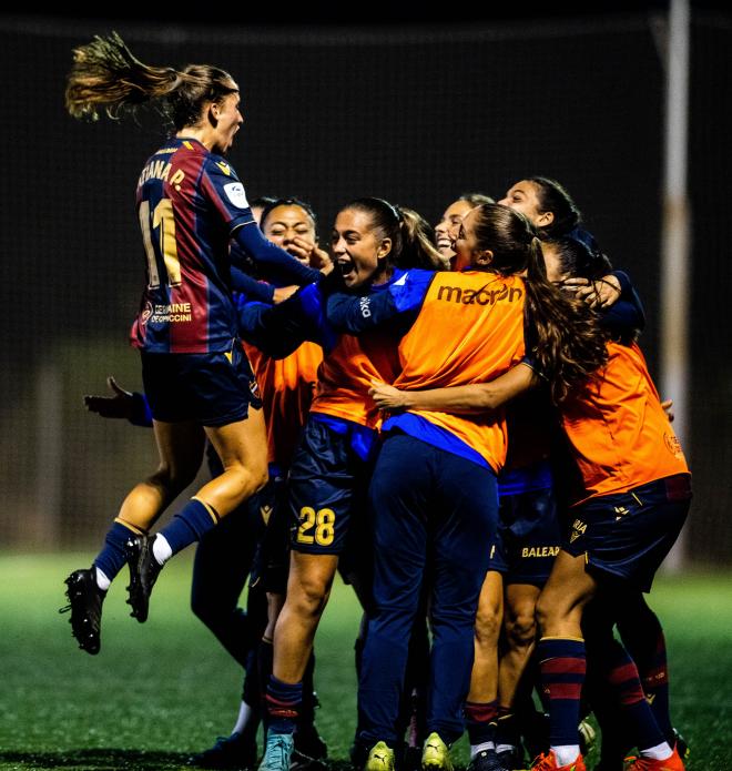 Jugadoras del Levante UD frente al Alavés. (Foto: Levante UD)