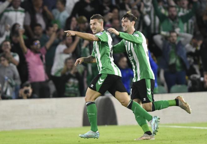 Aitor Ruibal celebra un gol con Juan Miranda (Foto: Kiko Hurtado)