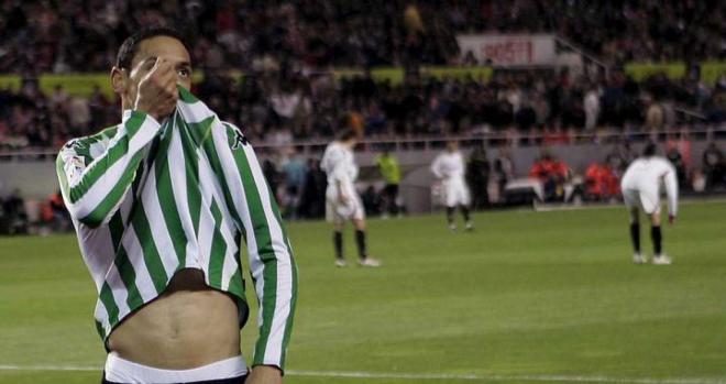 Ricardo Oliveira se besa el escudo del Betis.