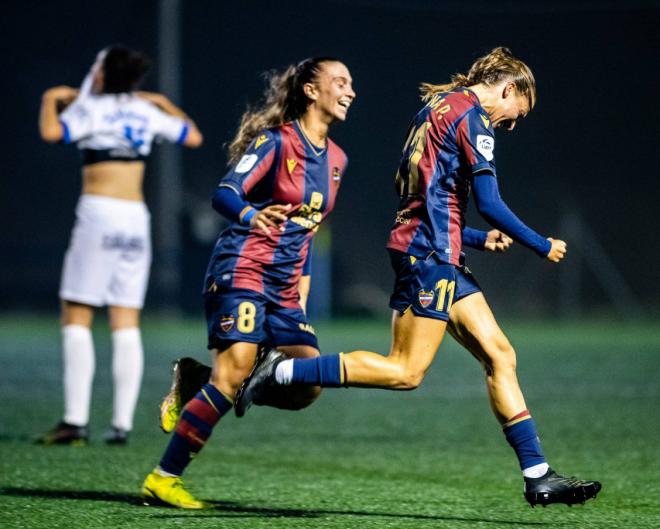 Tatiana Pinto y Silvia Lloris celebran el gol ante el Alavés. (Foto: Levante UD)
