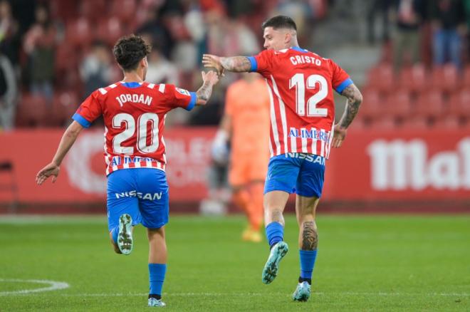 Cristo celebra su gol al Albacete con Jordan Carrillo (Foto: Sporting de Gijón).