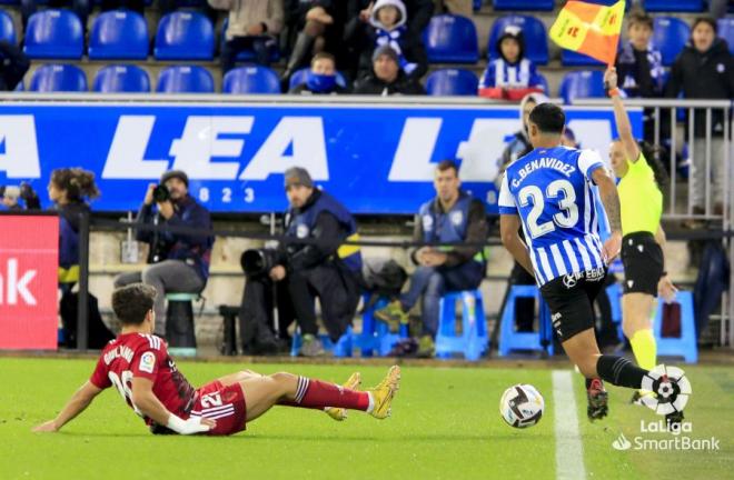 Giuliano Simeone persigue a un rival durante el Alavés-Zaragoza (Foto: LaLiga).