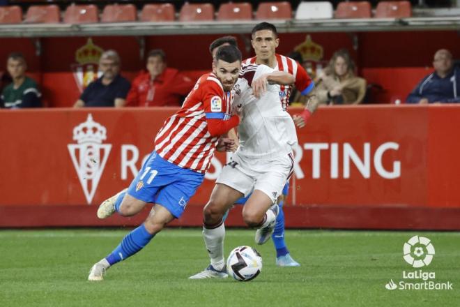 Víctor Campuzano y Djuka, durante el Sporting-Albacete (Foto: LaLiga).