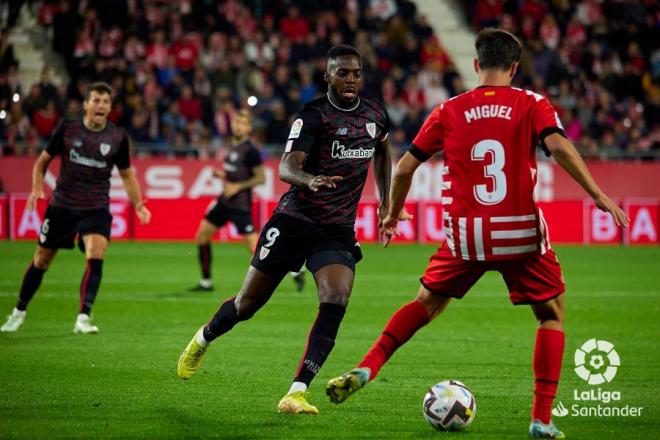 Iñaki Williams, durante el partido ante el Girona en Montilivi (Foto: LaLiga).