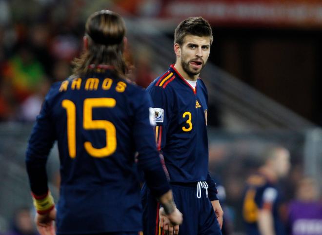 Ramos y Piqué en un partido juntos con la Selección. (Foto: Cordon Press)