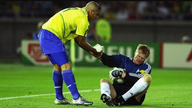 Ronaldo consuela a Oliver Kahn en la final del Mundial 2002 Brasil-Alemania.