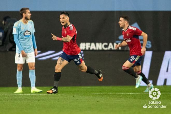 El Chimy Ávila celebra uno de sus goles ante el Celta.