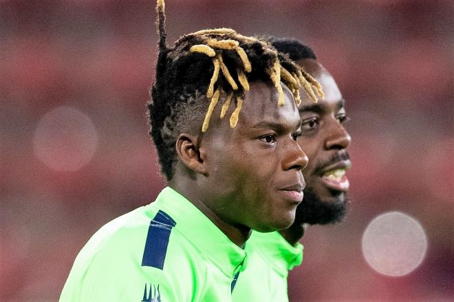 Los hermanos Nico e Iñaki Williams calientan en Girona (Foto: Athletic Club).