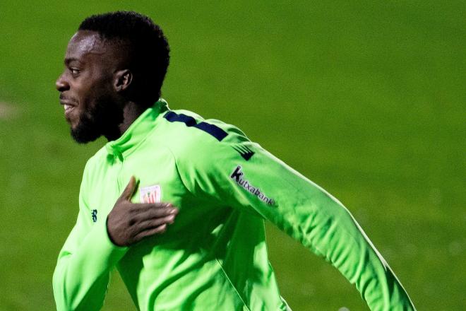 El atacante Iñaki Williams se toca el escudo del club bilbaíno en Lezama (Foto: Athletic Club).