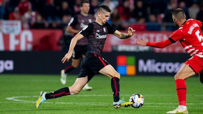 Oihan Sancet la lleva ante el Girona en Montilivi (Foto: LaLiga).