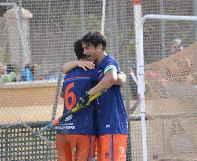 Dos jugadores del RH Privé Benalmádena se abrazan en el partido.