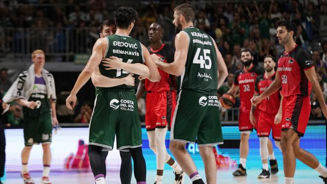 Brizuela se abraza a Dedovic para celebrar la victoria ante el Covirán (Foto: ACB).