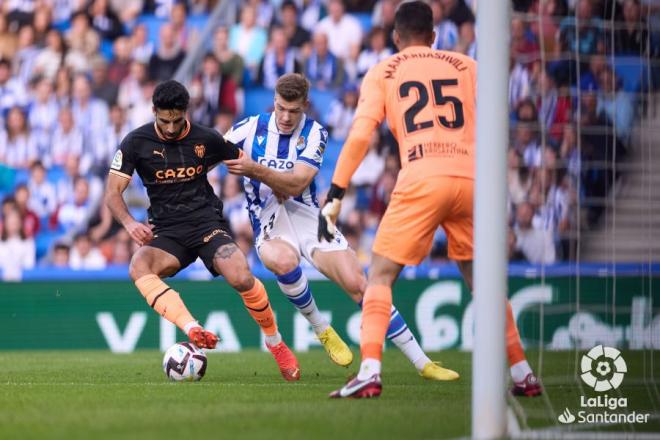 Sorloth y Comert pelean por un balón en el Real Sociedad-Valencia. (Foto: LaLiga)