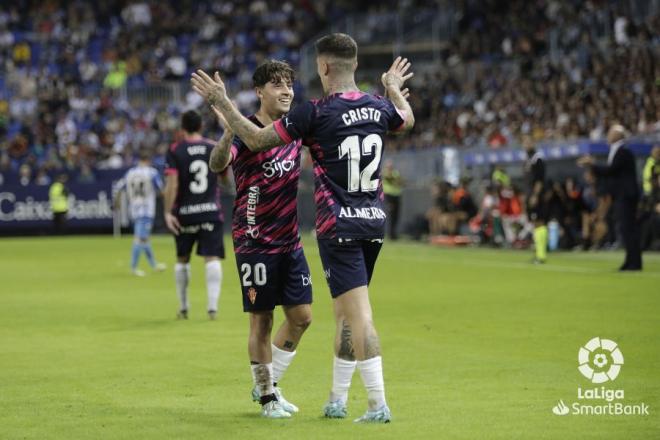 Cristo González celebra su gol con Jordan Carrillo en el Málaga-Sporting (Foto: LaLiga).