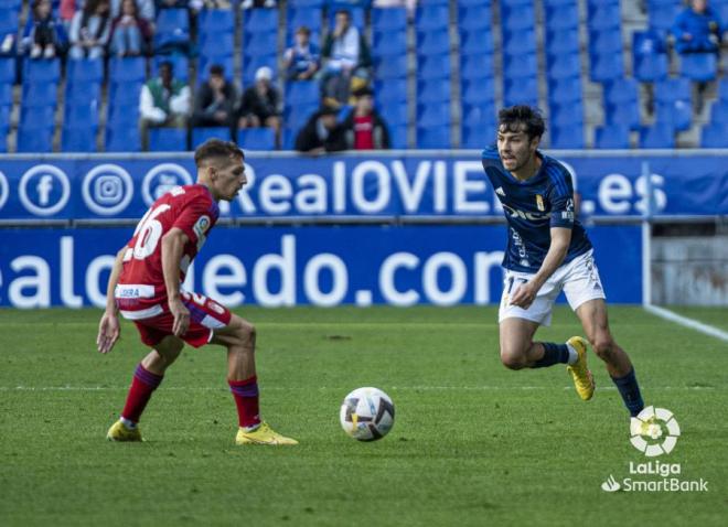 Aceves avanza con el balón en el Oviedo-Granada (Foto: LaLiga).