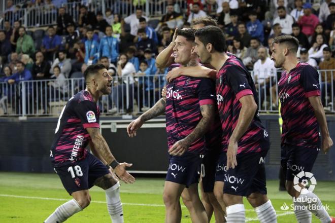 Cristo González celebra su gol en el Málaga-Sporting (Foto: LaLiga).