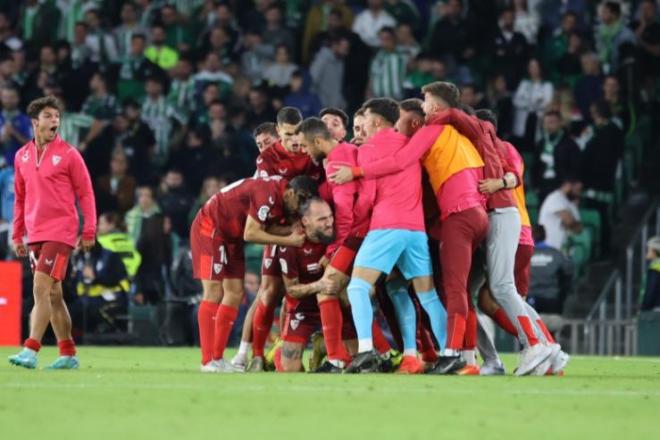 El Sevilla celebra el gol de Gudelj en el derbi (Foto: Cristo García).