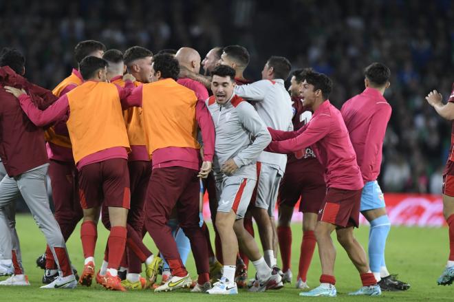 Los jugadores del Sevilla celebran el gol de Gudelj (Foto: Kiko Hurtado).
