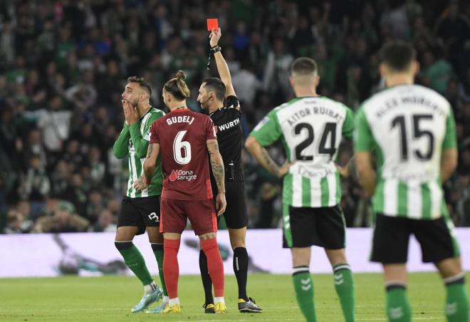 Sánchez-Martínez, expulsando a Borja Iglesias en un derbi (Foto: Kiko Hurtado)