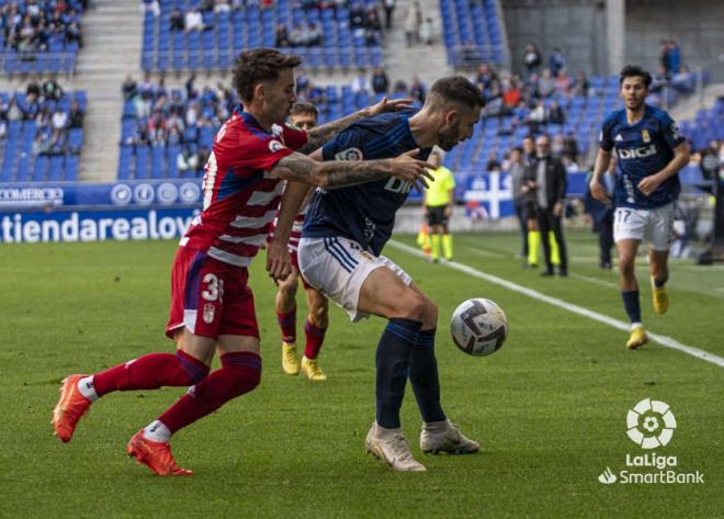 Borja Bastón disputa un balón en el Real Oviedo-Granada (Foto: LaLiga).