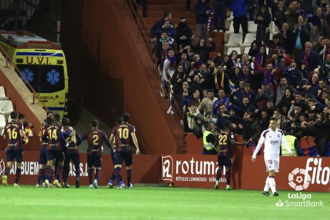 Bouldini celebra con la afición del Levante su gol ante el Albacete en el Carlos Belmonte. (Foto: LaLiga).
