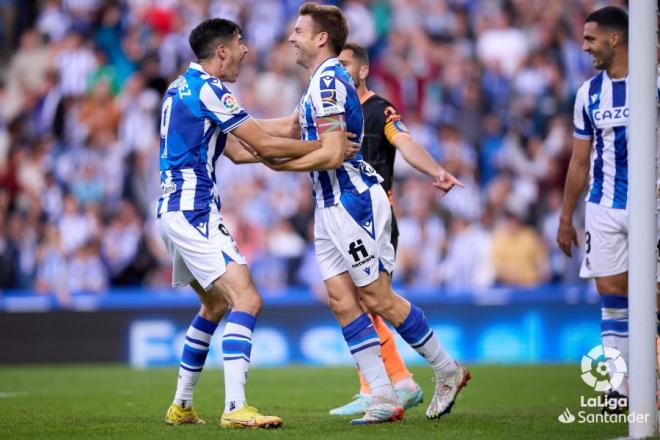 Carlos Fernández e Illarramendi se felicitan por el gol en propia puerta del Valencia (Foto: LaLiga).