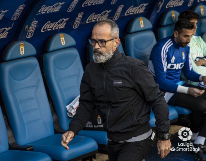 Álvaro Cervera, antes del duelo entre Real Oviedo y Granada (Foto: LaLiga).