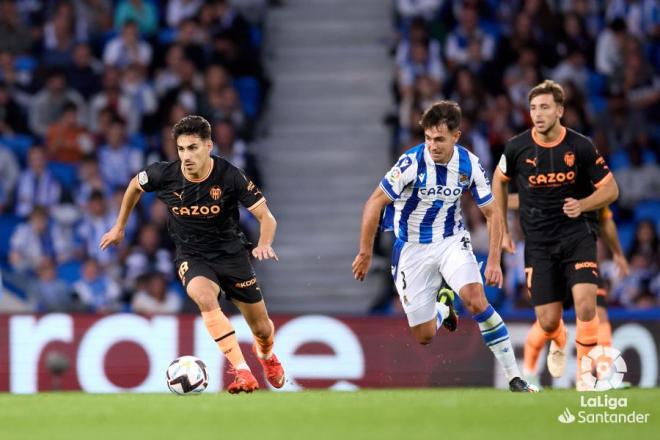 Martin Zubimendi vio amarilla frente al Valencia. (Foto: LaLiga)