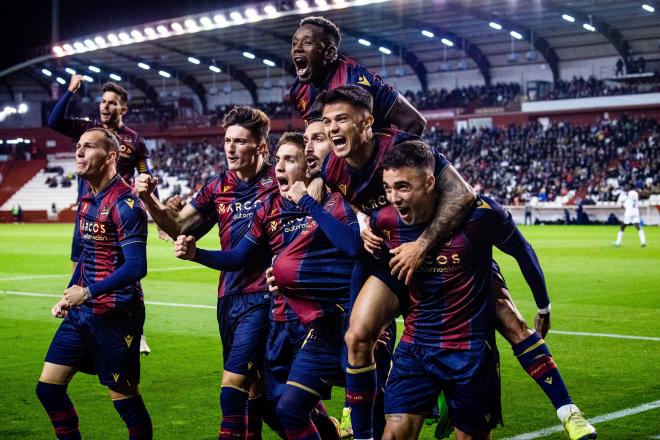 Bouldini con sus compañeros celebrando un gol ante el Albacete. (Foto: LUD)