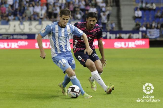 Pablo Hervías conduce un balón en el partido del Málaga ante el Sporting (Foto: LaLiga).