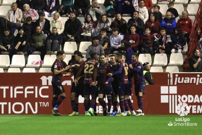 Los jugadores del Levante celebran el gol de Rober Ibáñez al Albacete (Foto: LaLiga).