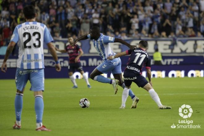 N'Diaye intenta zafarse de un rival (Foto: LaLiga).