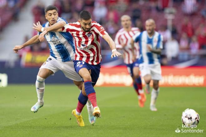 Óscar Gil lucha un balón con Carrasco en el Atlético-Espanyol.